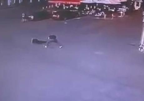 Boşanma aşamasındaki eşini 12 yerinden bıçakladı; saldırı kamerada