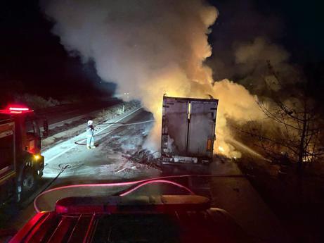 Tokatta seyir halindeki TIR alev alev yandı olay anı kamerada