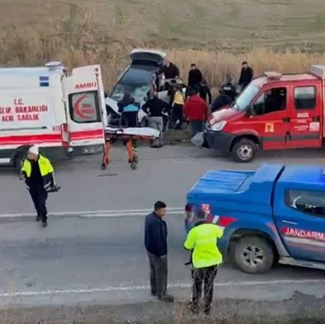 Otomobille TIR çarpıştı; estetik doktoru öldü, 5 kişi yaralandı