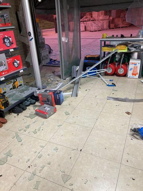 Şilede oğlunun borcu için babasını tehdit edip iş yerine patlayıcı atan şüpheliler yakalandı