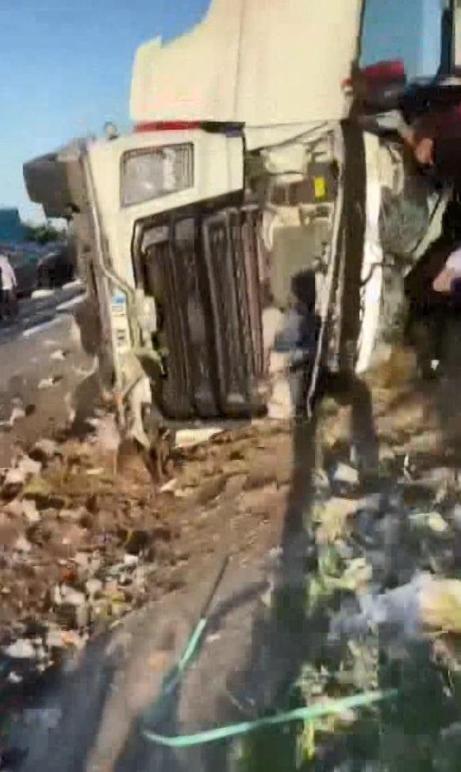 Büyükçekmecede yün yüklü TIR devrildi