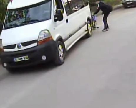 Bisikletli çocuk, minibüsün altından kalmaktan son anda kurtuldu