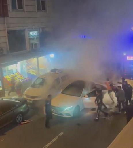 Küçükçekmecede şampiyonluk kutlamalarında içerisinde havai fişek patlayan otomobil yandı