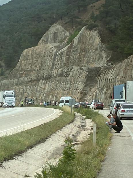 Tokatta heyelan; D-100 kara yolu tek yönlü ulaşıma kapandı