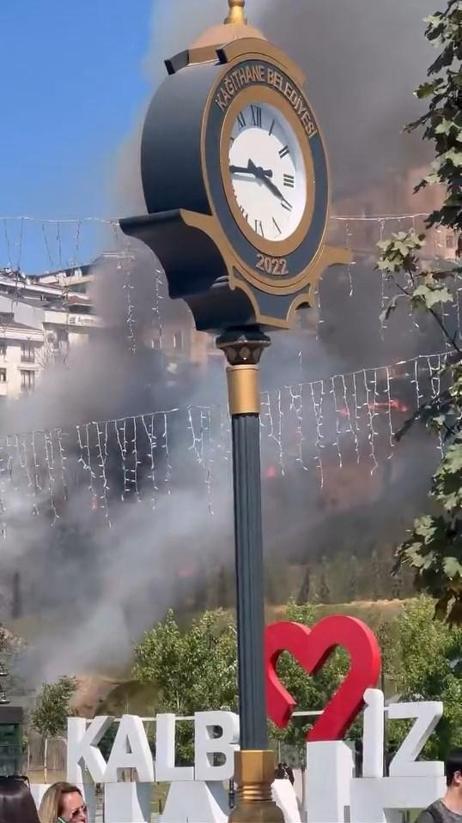 Kağıthanede ağaçlık alanda yangın; polis itfaiye hortumuyla, çevredekiler damacanayla müdahale etti