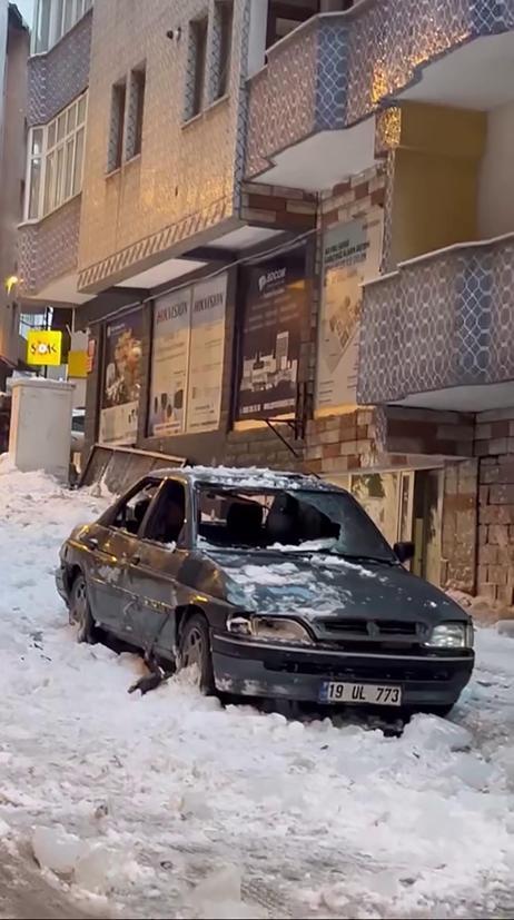 Üzerine çatıdan kar kütlesi düşen otomobil kullanılamaz hale getirdi