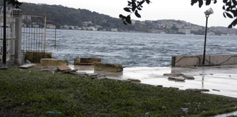 Beşiktaşta fırtına, beton blokları Büyük Mecidiye Camiinin avlusuna savurdu