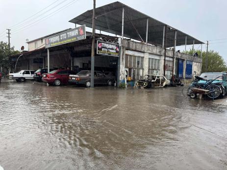 Muğlada sağanak; oteli su bastı, deniz kahverengine döndü