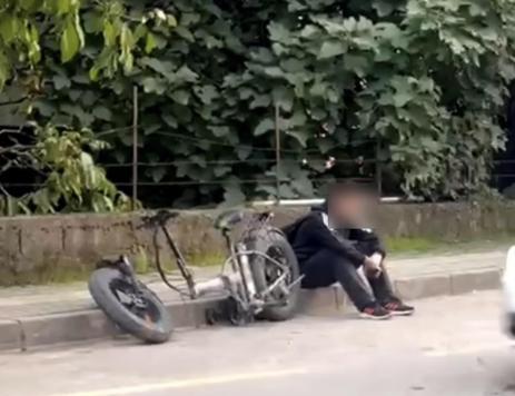 Bisikletli çocuk, minibüsün altından kalmaktan son anda kurtuldu