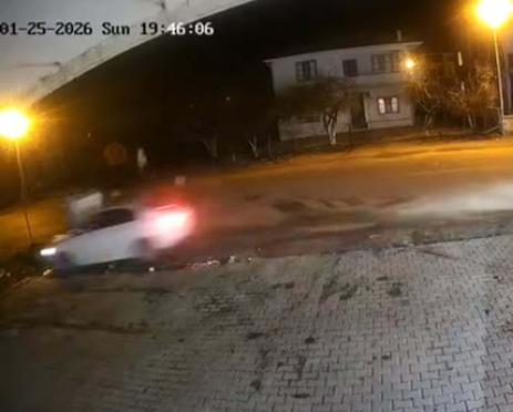 Otomobilin çarptığı bisikletli Birkan ağır yaralandı; kaza kamerada