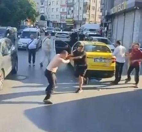 Zeytinburnunda taksiciler arasında yumruklu kavga kamerada