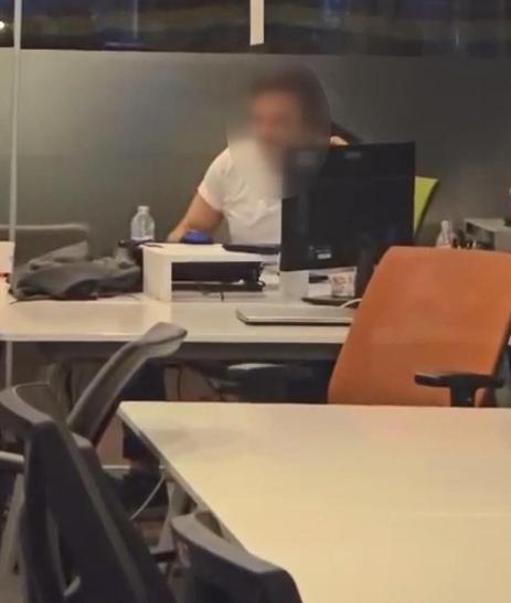 TV binasına silahla girdi; özür dilenmesini istedi