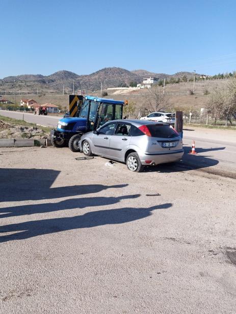 Otomobil ile traktör çarpıştı; 3 jandarma personeli yaralı