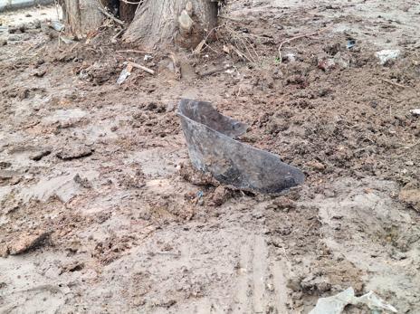 Devrilen motosikletin sürücüsü bariyere ve ağaca çarpıp öldü