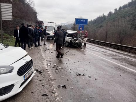 Hafif ticari araç ile otomobil çarpıştı: 5 yaralı
