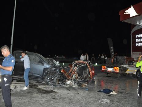 Manisa’da kamyonet ile çarpışan otomobil ikiye ayrıldı: 5 ölü, 6 yaralı