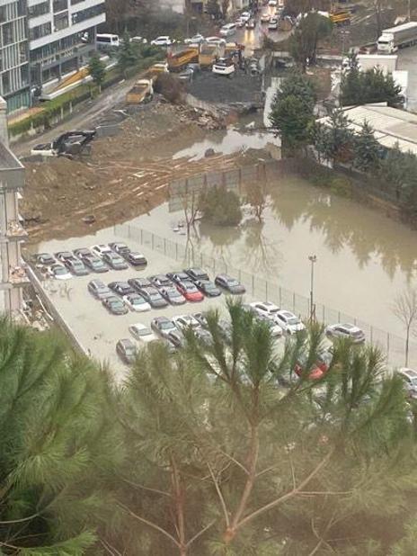 Sarıyerde yağış sonrası otoparktaki sıfır araçlar su içinde kaldı