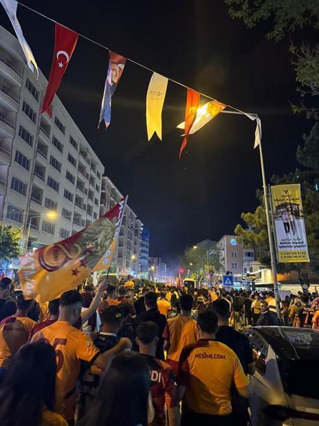 Galatasarayın şampiyonluğu tüm yurtta coşkuyla kutlandı