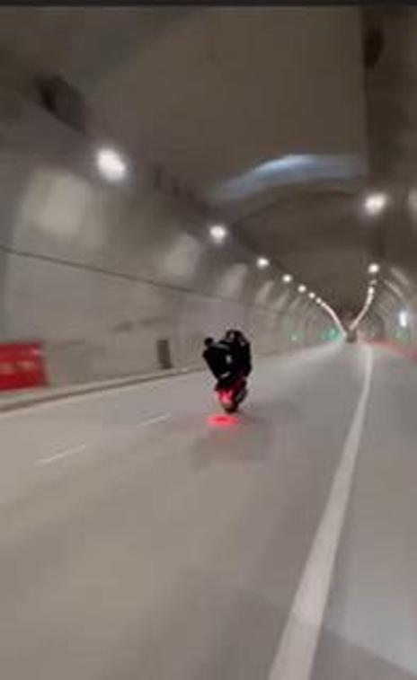 Çamlıca Tünelinde motosikletlilerin tehlikeli oyunu kamerada