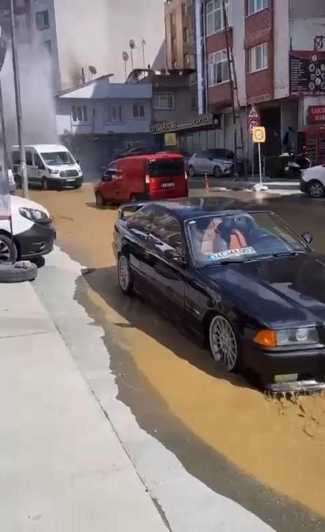 Eyüpsultanda su borusu patladı, tramvaylar mahsur kaldı