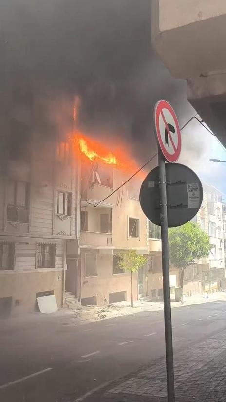 Gaziosmanpaşada 4 katlı binada çıkan yangın söndürüldü