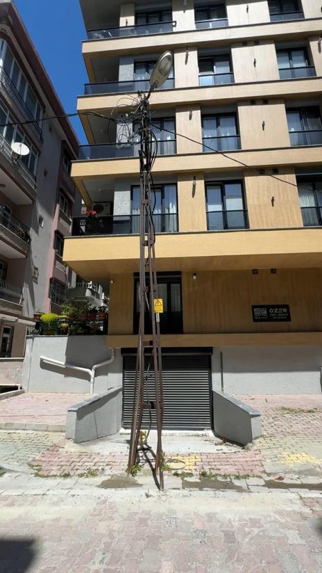 Avcılar’da bina önündeki elektrik direği kaldırılmayınca kullanılmayan garaj depoya çevrildi