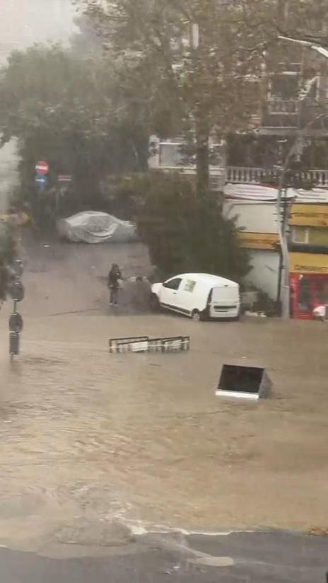 Şilede sağanak etkili oluyor; yollar göle döndü