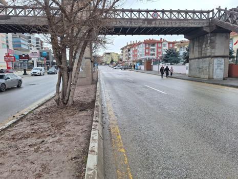 Devrilen motosikletin sürücüsü bariyere ve ağaca çarpıp öldü