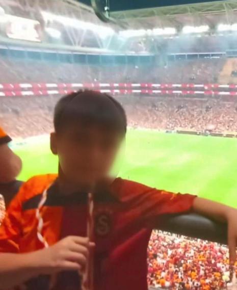 Kağıthanede kovaladığı çocuğa otomobil çarptı; yere düşünce tekme ve yumrukla darbetti