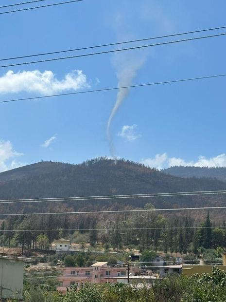 Hatayda geçen ay yanan ormanda hortum çıktı; o anlar kamerada