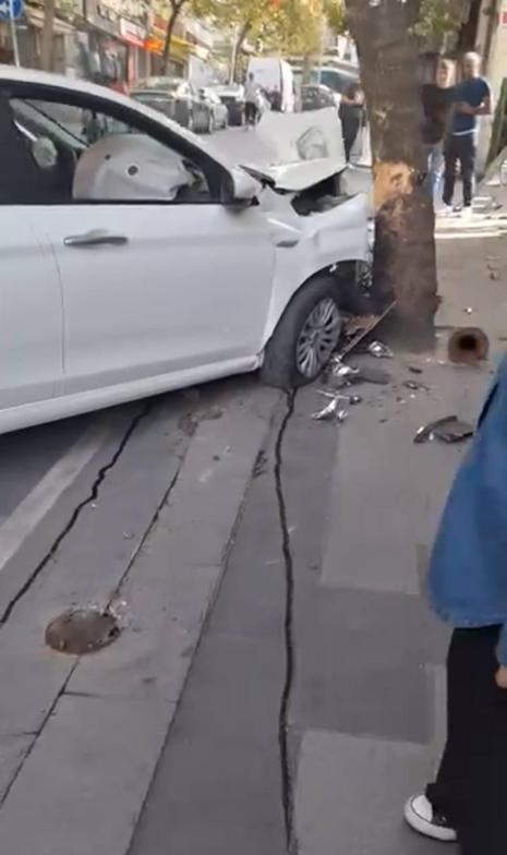 Bayrampaşada kaldırımdan yola atlayan çocuğa otomobil çarptı; kaza kamerada