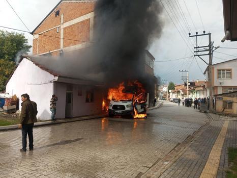 Minibüste çıkan yangında 2 bina zarar gördü