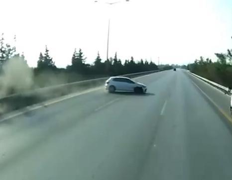 Otoyolda sol şeritte duraklayan otomobile, başka bir otomobil çarptı; kaza anı kamerada