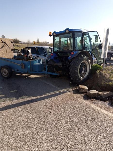 Otomobil ile traktör çarpıştı; 3 jandarma personeli yaralı