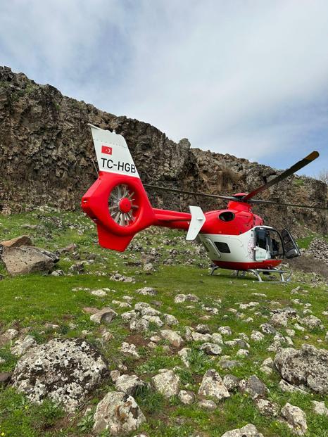 Kayalıklardan düştü, ambulans helikopterle hastaneye götürüldü