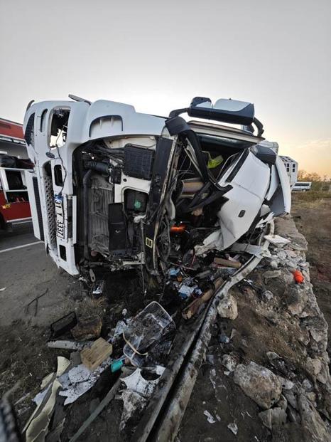 Mardinde TIR ile otomobil çarpıştı: 2 ölü, 1 yaralı