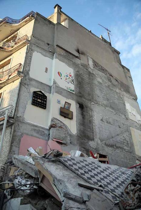 Hataydan şaşkına çeviren görüntü; binanın dış duvarı, komşu binanın iç duvarı