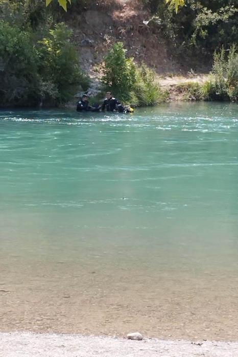 Irmağa düşen topu almak için suya atlayan Özgür kayboldu