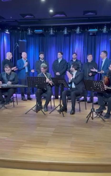 Sahur buluşmasında Bilal Erdoğan sanatçıların şarkılarına eşlik etti
