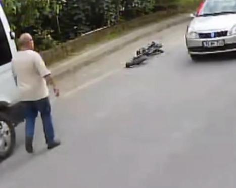 Bisikletli çocuk, minibüsün altından kalmaktan son anda kurtuldu