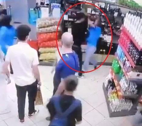 Eski sevgilisini çalıştığı markette darbedip, müşteriyi bıçakladı; olay kamerada