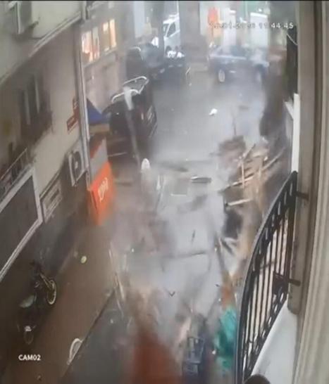 Şişlide fırtınada çatının uçtuğu anlar kamerada; ölümden son anda kurtuldu