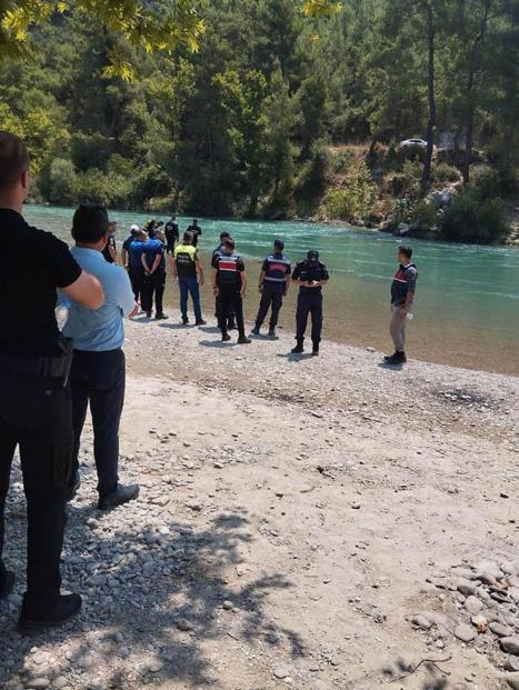 Irmağa düşen topu almak için suya atlayan Özgür kayboldu