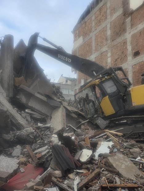 Zeytinburnunda kontrollü yıkımda beton parçaları düştü; iş makinesi operatörü yaralandı