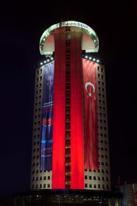 Madrid, Cumhuriyetin 100’üncü yılında kırmıza beyaza büründü