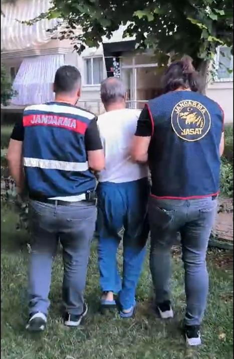 1 kişinin öldüğü seçim kavgasının firari şüphelisi, kaçarken yangın merdiveninde yakalandı