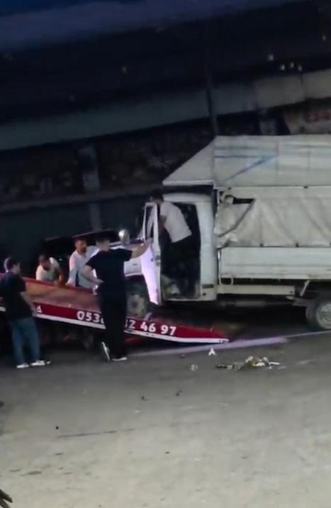 İş yerinin önünde otururken kamyonet çarptı; kaza kamerada