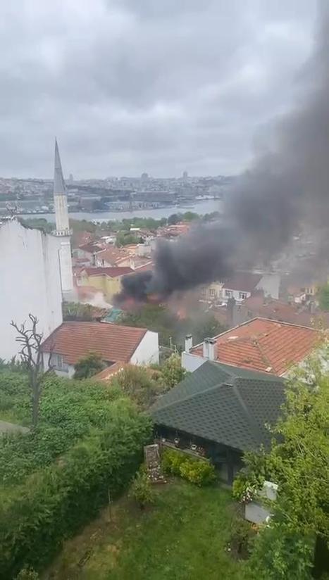 Fatihte 3 gecekonduda çıkan yangın söndürüldü