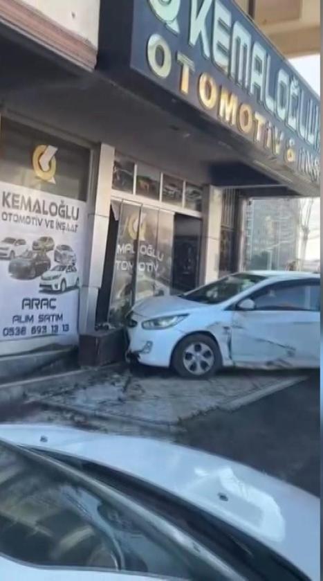 Sancaktepede kazaya karışan otomobil iş yerine girdi