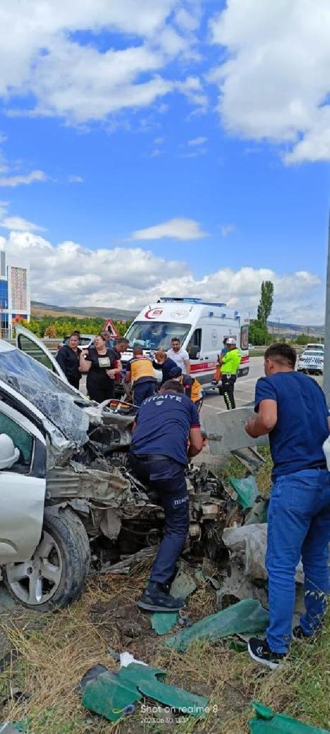 Amasyada hafif ticari aracın bariyere saplandığı kazada karı- koca ile 3 çocuğu yaralandı